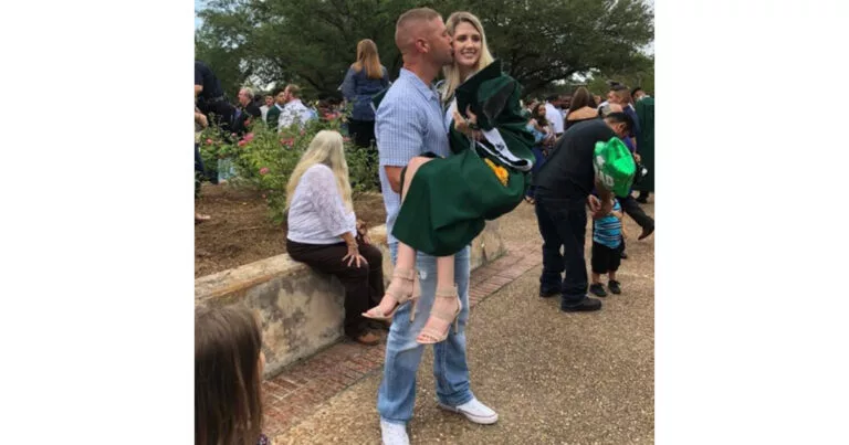 Dad & daughter recreate high school grad photo 18 years later – people look closer and spot one detail they can’t let go