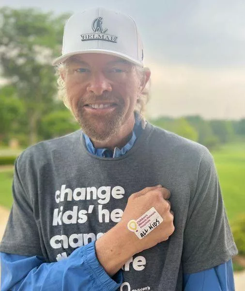 Toby Keith’s health status has been updated: his wife helped him during chemotherapy.