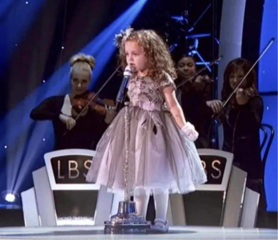 4-year-old girl starts singing iconic 40-year-old song – leaves the entire crowd gasping