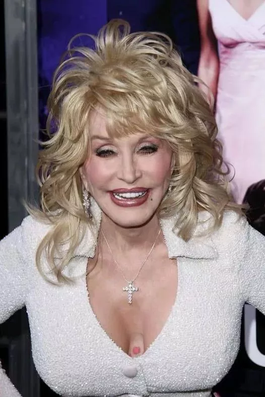Dolly Parton’s Beauty Secret: How She Stays Glamorous at 77