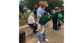 Dad & daughter recreate high school grad photo 18 years later – people look closer and spot one detail they can’t let go