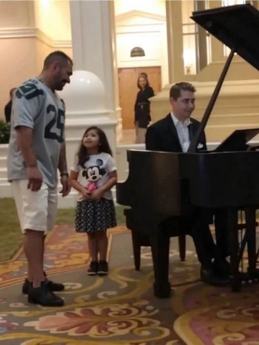 The little girl surprised her father when she asked the pianist sitting on the street to play, and her father had to sing the “Ave Maria” song