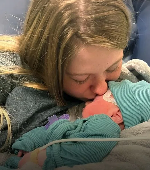 Parents say goodbye to their newborn as life support is switched off, then he starts breathing immediately