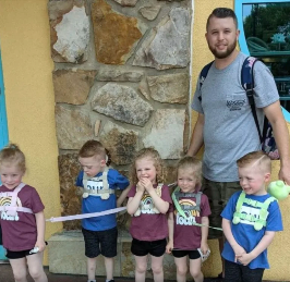 Dad gets massively shamed for putting leashes on his 5-year-old quintuplets