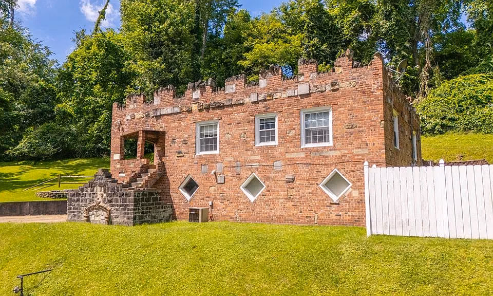 3 beds  2 baths 1,410 sqft